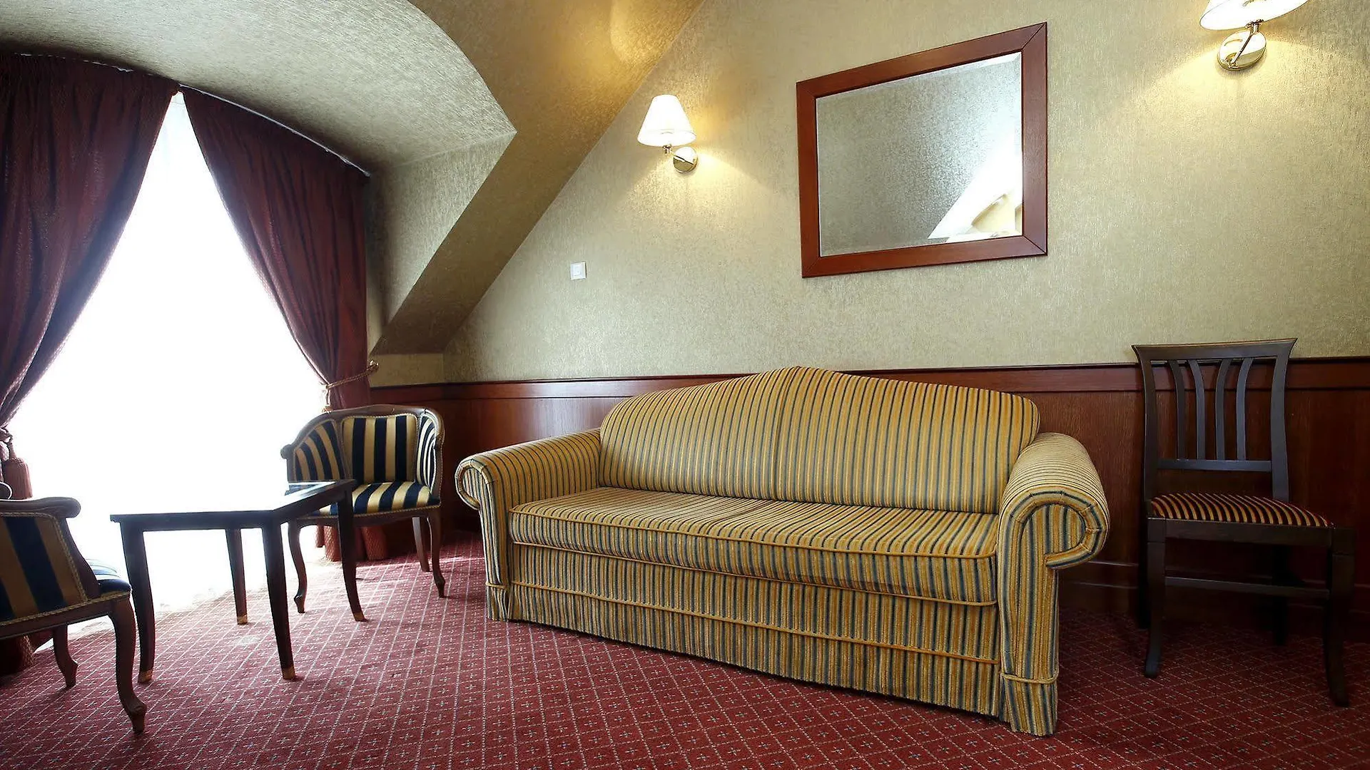 Hotel Koedmoen Eger